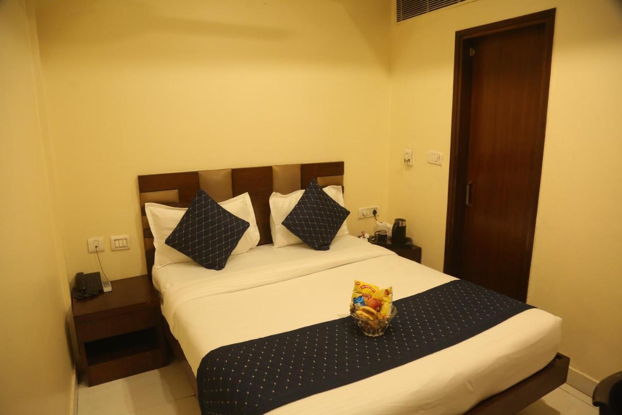 Hotel Guruvas Inn "Vaccinated Staff" Yeni Delhi Dış mekan fotoğraf