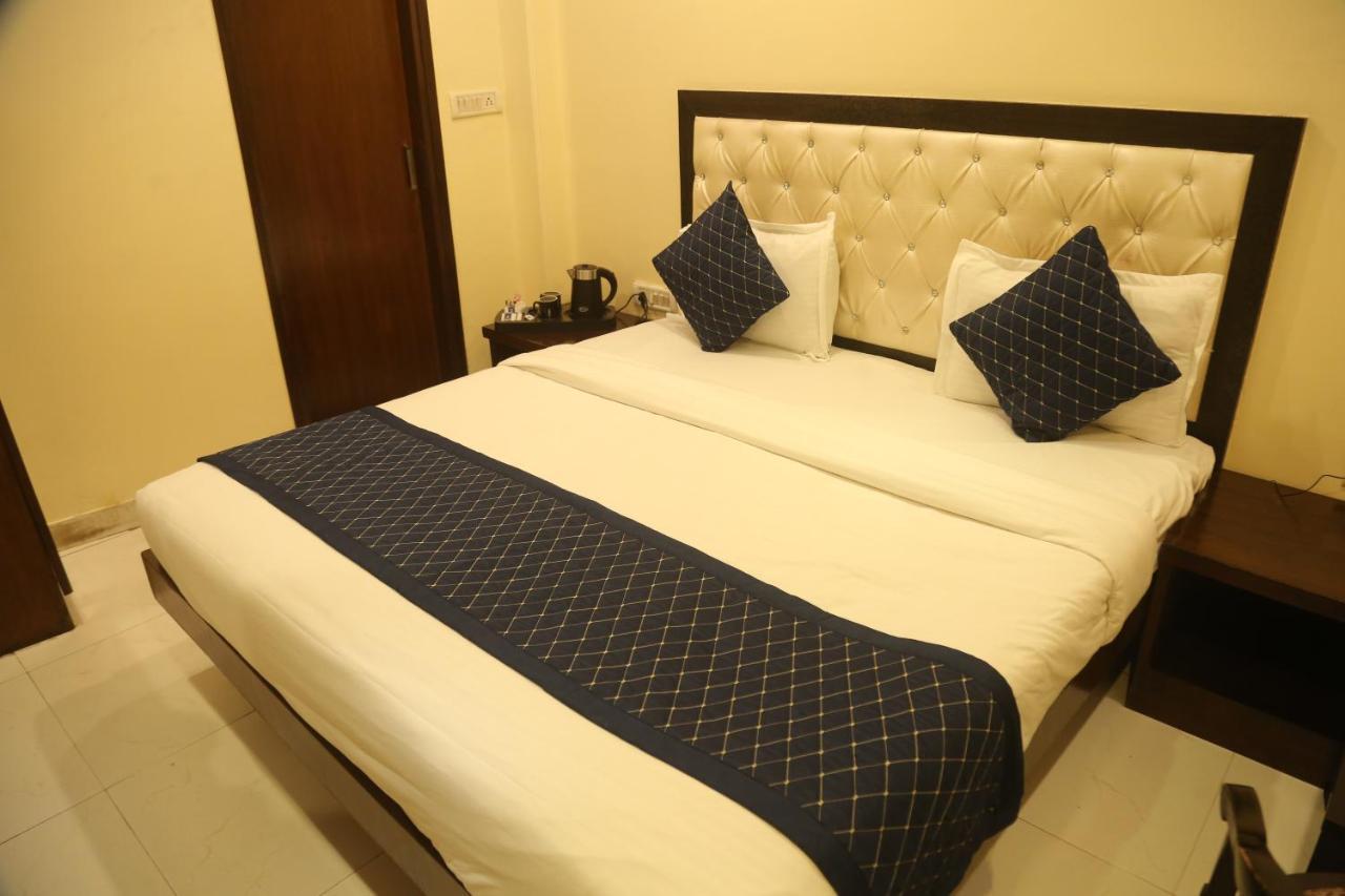 Hotel Guruvas Inn "Vaccinated Staff" Yeni Delhi Dış mekan fotoğraf