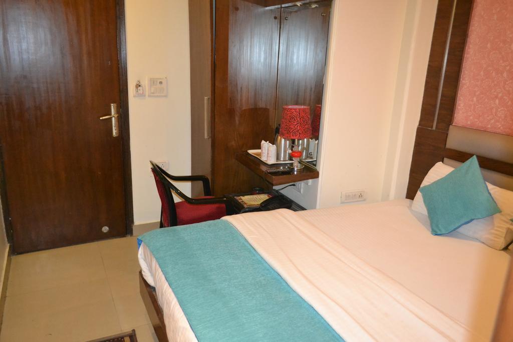 Hotel Guruvas Inn "Vaccinated Staff" Yeni Delhi Dış mekan fotoğraf