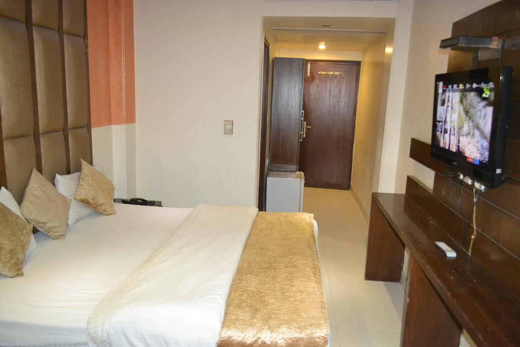 Hotel Guruvas Inn "Vaccinated Staff" Yeni Delhi Dış mekan fotoğraf