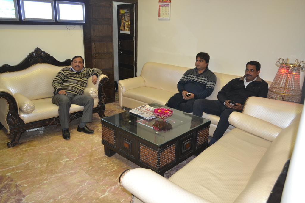Hotel Guruvas Inn "Vaccinated Staff" Yeni Delhi Dış mekan fotoğraf