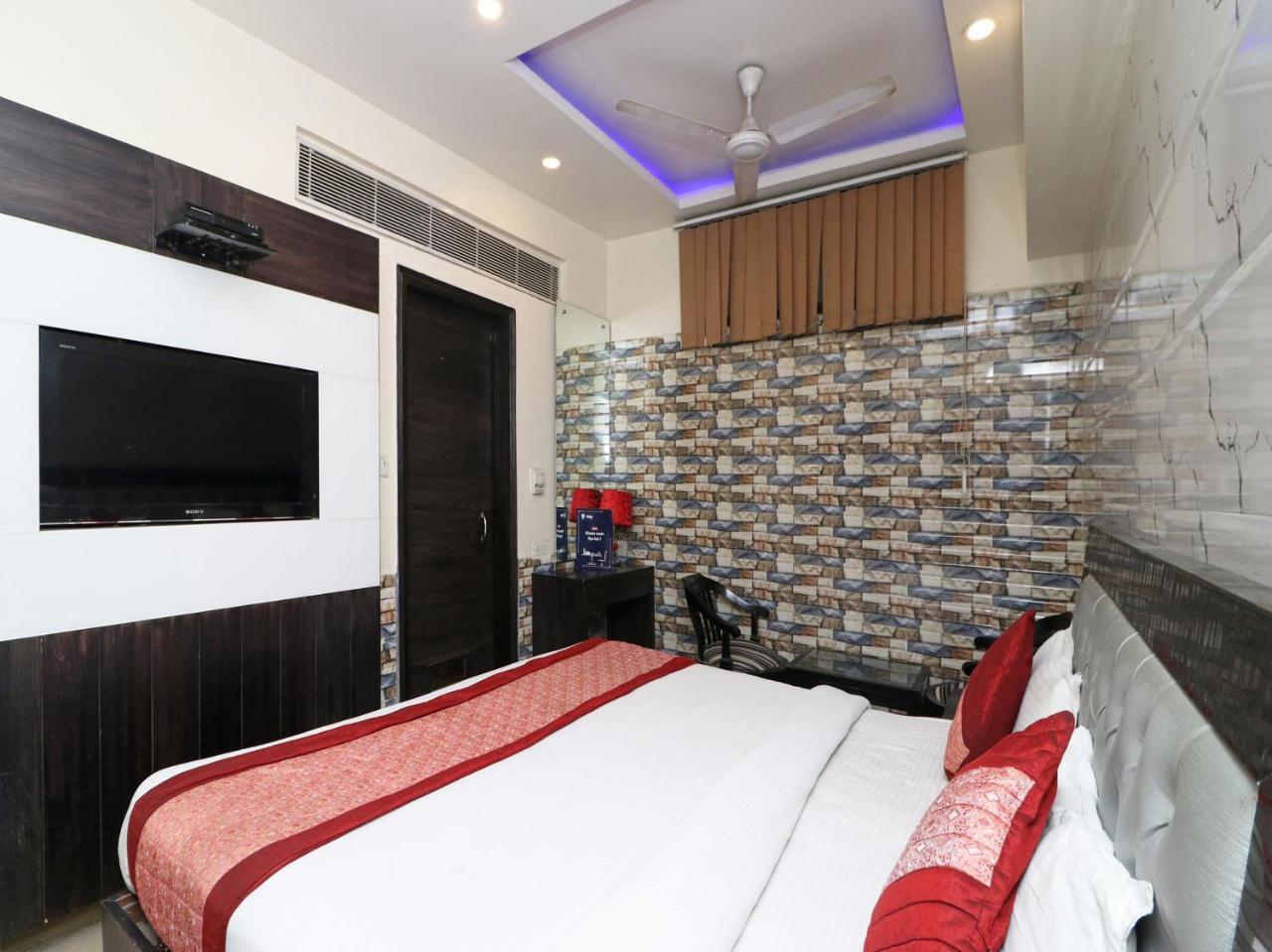Hotel Guruvas Inn "Vaccinated Staff" Yeni Delhi Dış mekan fotoğraf