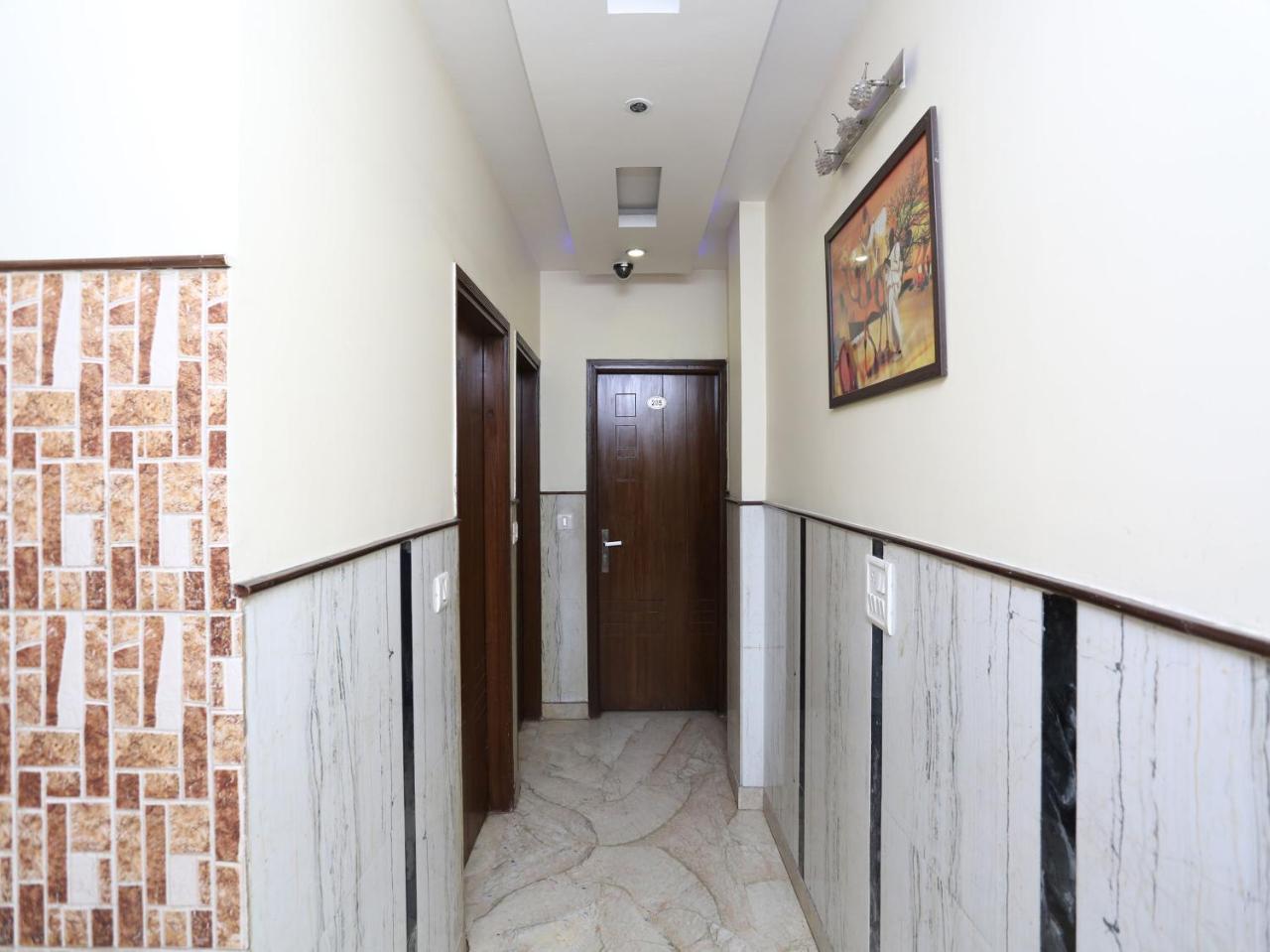 Hotel Guruvas Inn "Vaccinated Staff" Yeni Delhi Dış mekan fotoğraf
