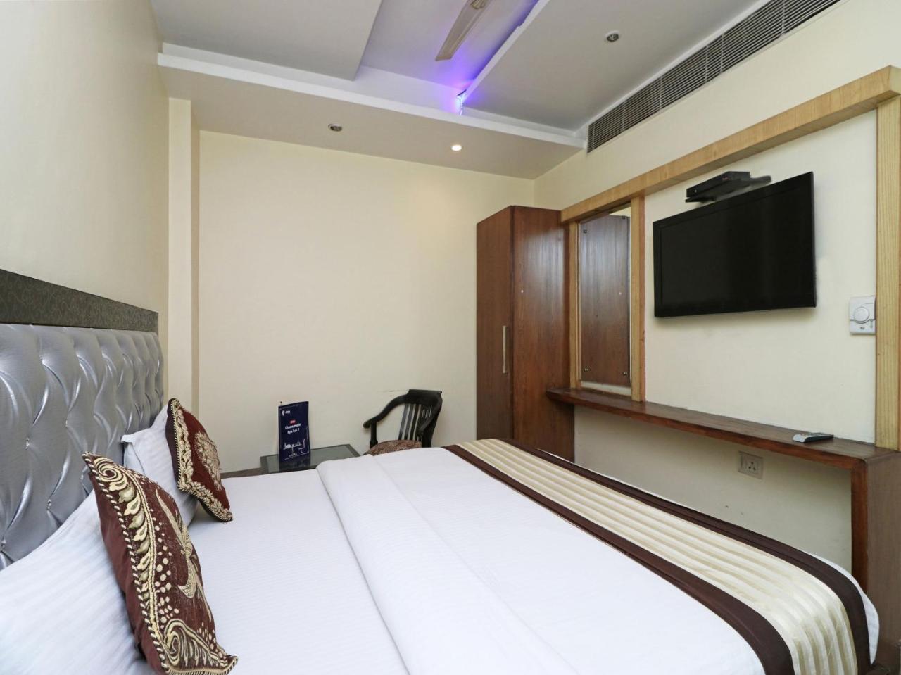 Hotel Guruvas Inn "Vaccinated Staff" Yeni Delhi Dış mekan fotoğraf
