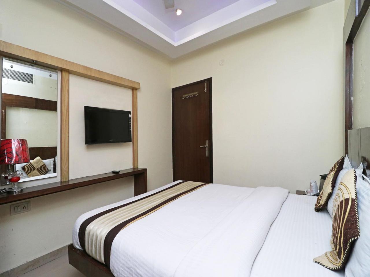 Hotel Guruvas Inn "Vaccinated Staff" Yeni Delhi Dış mekan fotoğraf