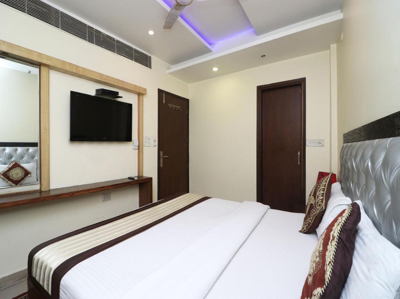 Hotel Guruvas Inn "Vaccinated Staff" Yeni Delhi Dış mekan fotoğraf