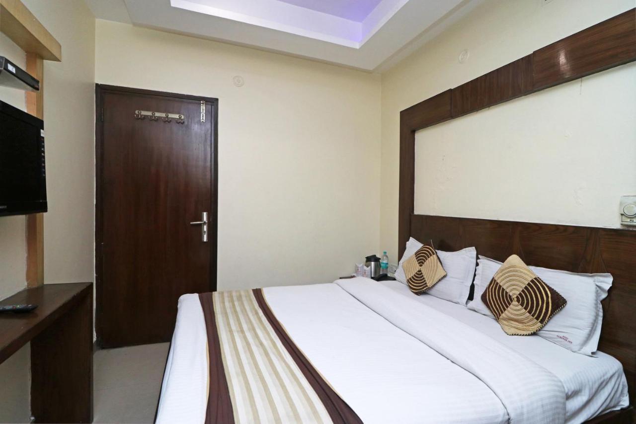 Hotel Guruvas Inn "Vaccinated Staff" Yeni Delhi Dış mekan fotoğraf