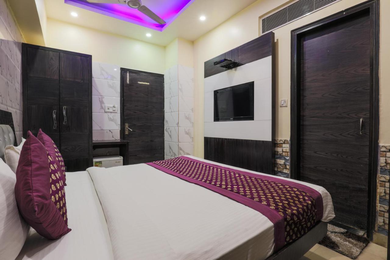 Hotel Guruvas Inn "Vaccinated Staff" Yeni Delhi Dış mekan fotoğraf